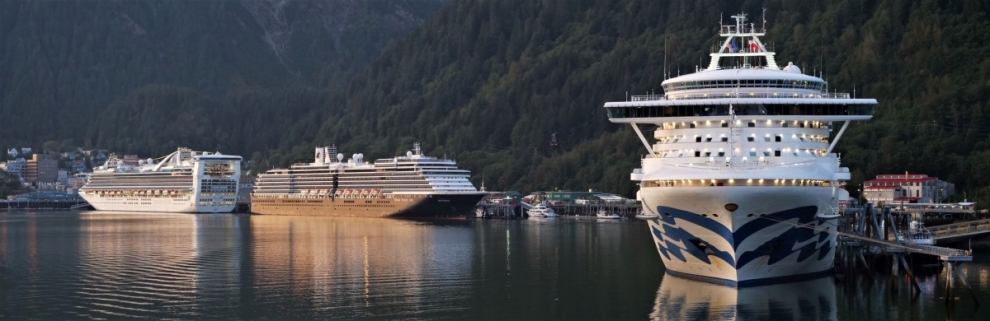 Kreuzfahrtschiffe im Hafen von Juneau Alaska (Alexander Mirschel)  Copyright 
Infos zur Lizenz unter 'Bildquellennachweis'